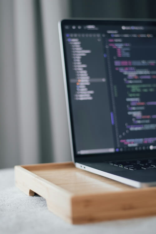 Écran d'un ordinateur portable sur lequel s'affichent certaines priorités mensuelles en matière de référencement naturel (SEO), dans le cadre d'un contrat de services de référencement