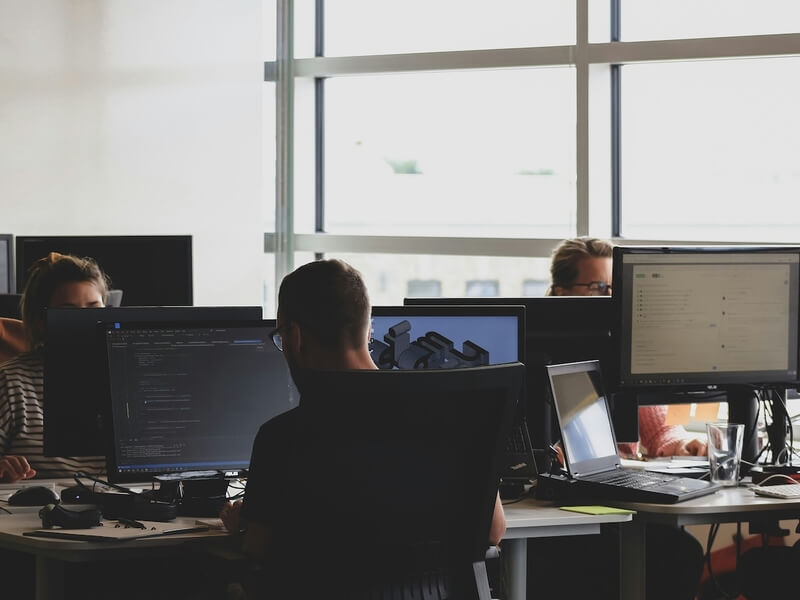 IT-Abteilung mit Mitarbeitern, die an Projekten arbeiten