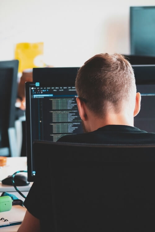 IT-Mitarbeiter, der an der Migration einer Website arbeitet