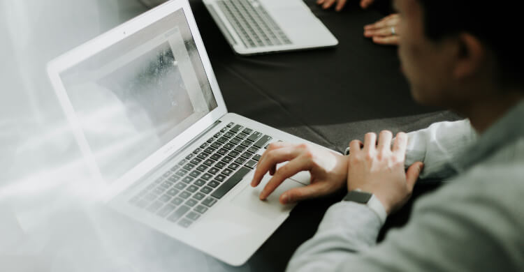 Ein SEO-Berater, der auf seinem Laptop ein Dashboard betrachtet