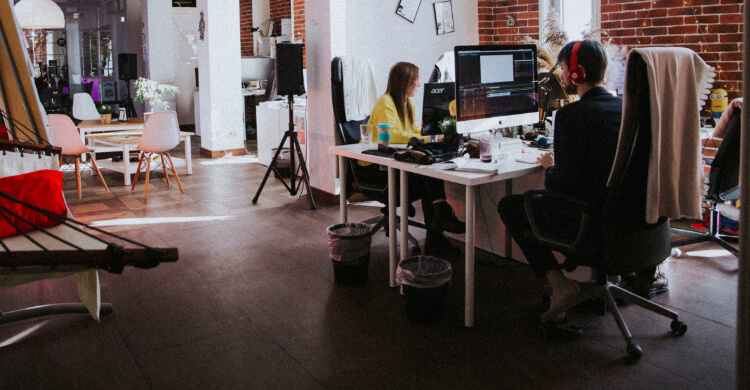 Büro eines Start-ups, das sich mit Strategien für digitales Marketing befasst